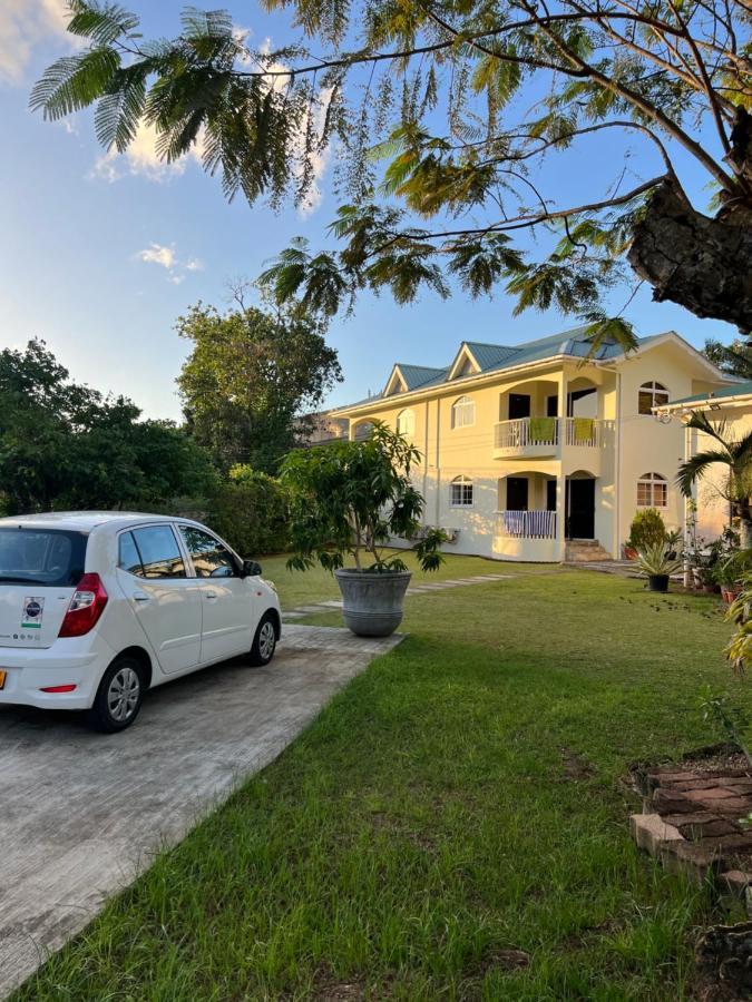 Flower Garden Self-Catering Apartments Beau Vallon  Esterno foto