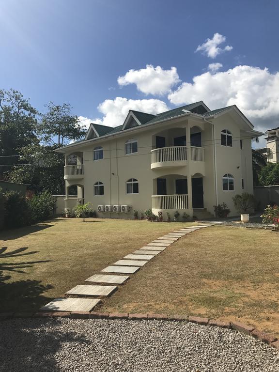 Flower Garden Self-Catering Apartments Beau Vallon  Esterno foto