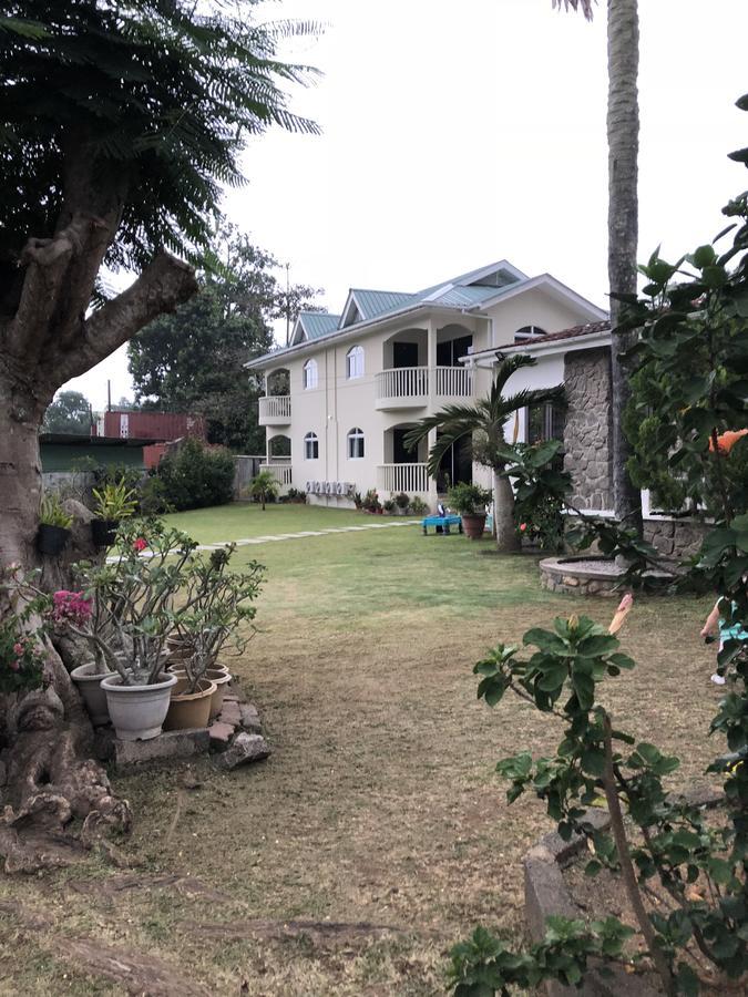Flower Garden Self-Catering Apartments Beau Vallon  Esterno foto