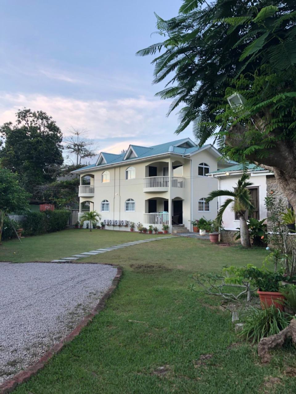 Flower Garden Self-Catering Apartments Beau Vallon  Esterno foto