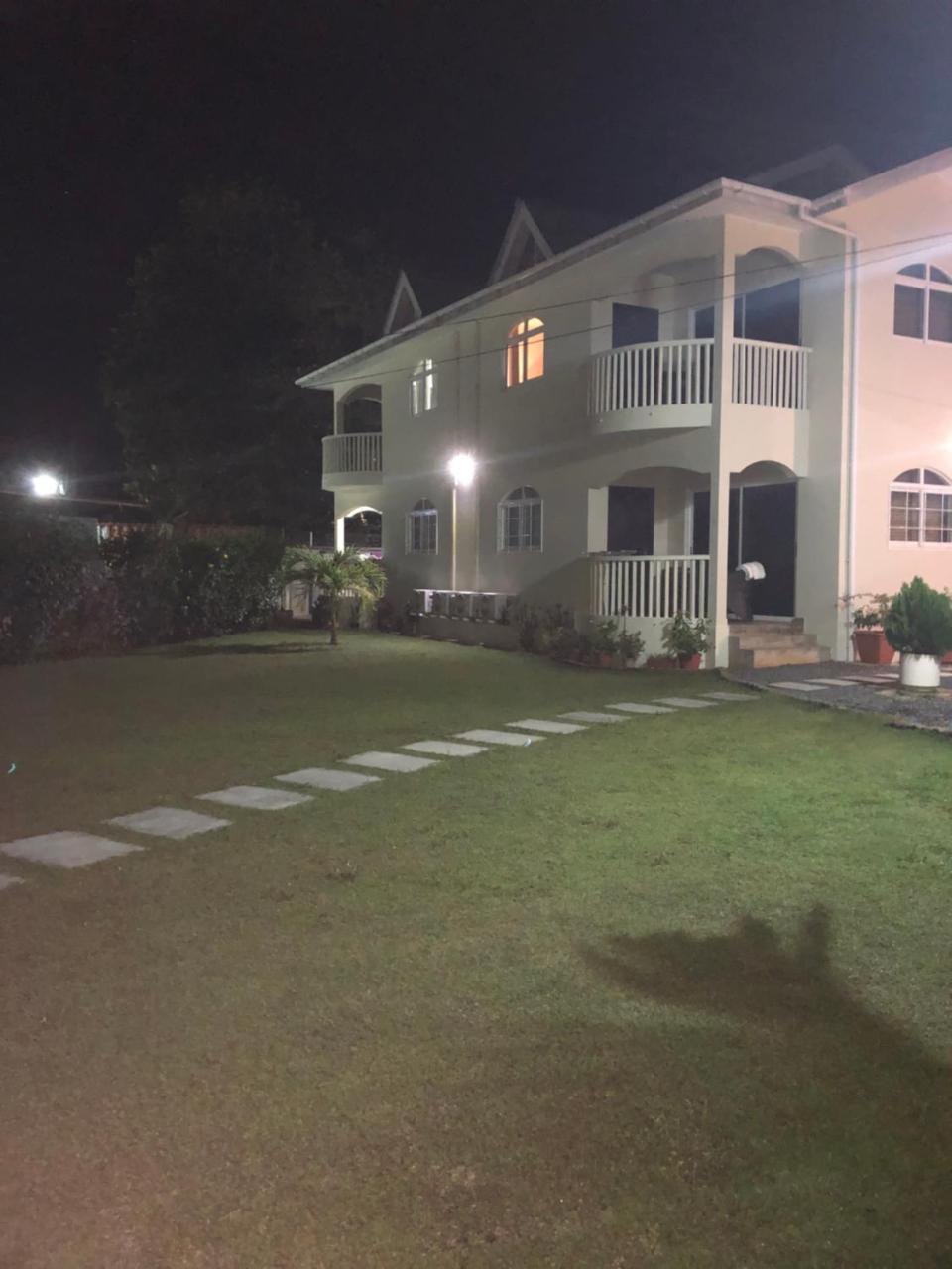 Flower Garden Self-Catering Apartments Beau Vallon  Esterno foto